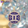 Подвеска Gemini из мягкой эмали на синем фоне, подчеркивающая детали знака зодиака и яркий цветовой контраст.