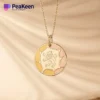 温かみのあるオレンジとゴールドの色合いが印象的なライオンのペンダントが付いた、スタイリッシュなソフト・エナメルのレオ・ネックレス。