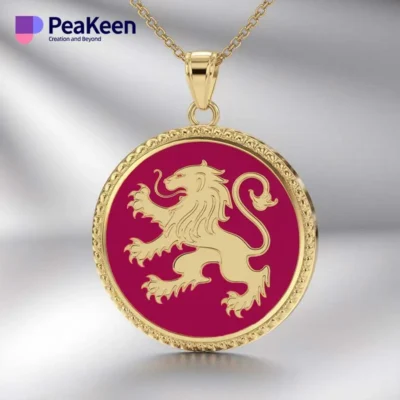 Un collar Leo de esmalte suave con un colgante de león en vibrantes tonos naranja y dorado.