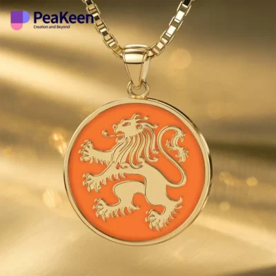 Un elegante collar Leo de esmalte blando con un llamativo colgante de león, diseñado en cálidos tonos naranja y dorado.