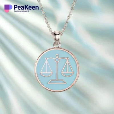 Un elegante collar Libra de esmalte blando adornado con el símbolo de la justicia, perfecto para expresar valores de justicia y equilibrio.