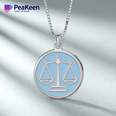 Un elegante collar Libra de esmalte blando adornado con el símbolo de la justicia, perfecto para expresar valores de justicia y equilibrio.