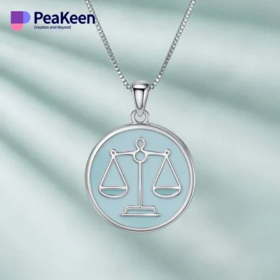 Un elegante collar Libra de esmalte blando adornado con el símbolo de la justicia, perfecto para expresar valores de justicia y equilibrio.