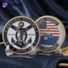 青地に描かれた米海軍のチャレンジ・コインは、その複雑なデザインと象徴性を際立たせている。
