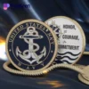 米海軍のチャレンジ・コインはロープとチェーンで飾られ、海軍兵士の団結と献身を表している。