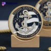 海軍の名誉と仲間意識を象徴する、複雑なデザインのアメリカ海軍アンカーコイン。