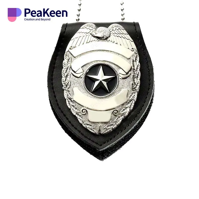 Una insignia de policía en una cadena con una estrella, que simboliza los premios de esmalte de la policía y el reconocimiento del servicio.