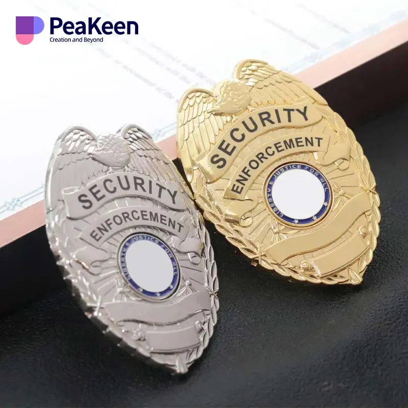 Deux badges de police en émail portant les mots "Security" et "Protection" bien en évidence sur chaque badge.