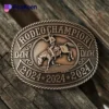 Hebilla de cinturón de campeón de rodeo grabada a medida con su nombre y logotipo, mostrando un diseño único y personalizado.