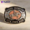 Una hebilla de cinturón con las palabras "Campeón de Rodeo", que muestra un orgulloso logro de rodeo.
