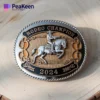 Una hebilla de cinturón con las palabras "Campeón de Rodeo", que muestra un orgulloso logro de rodeo.
