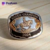 Hebilla de cinturón decorativa con la inscripción "Rodeo Champion", que representa la excelencia en los deportes de rodeo.
