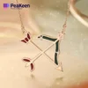 궁수자리 별자리에서 영감을 받은 화살촉이 돋보이는 우아한 소프트 에나멜 목걸이입니다.