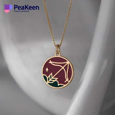 Una mujer modela un collar de oro adornado con un colgante morado, en el que destaca un diseño de Sagitario de esmalte blando.