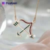 궁수자리 별자리에서 영감을 받은 화살촉이 돋보이는 우아한 소프트 에나멜 목걸이입니다.
