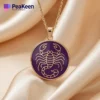 Pendentif scorpion en or sur fond noir, avec des détails en émail doux, parfait pour les amateurs du Scorpion.