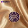 Pendentif scorpion en or avec émail doux sur fond noir, un accessoire élégant pour les fans du Scorpion.