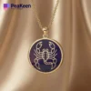 Pendentif scorpion en or sur fond noir, avec des détails en émail doux, parfait pour les amateurs du Scorpion.