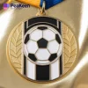 Eine goldene Fußballmedaille mit einem detailliert gestalteten Fußball, der für herausragende Leistungen in diesem Sport steht.