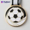 Eine Goldmedaille mit einem Fußball, die den Erfolg bei Fußballwettbewerben hervorhebt.