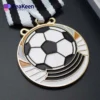 Eine Fußballmedaille mit einem unverwechselbaren schwarz-weißen Streifendesign, das sportliche Leistungen symbolisiert.