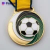 Goldmedaille mit dem Motiv eines Fußballs als Symbol für Erfolge in Fußballwettbewerben.