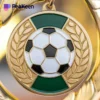 Eine Goldmedaille mit dem Motiv eines Fußballs als Symbol für den Erfolg im Fußball.