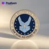 Emblème de l'armée de l'air américaine figurant sur une pièce de monnaie d'escadron, symbolisant la fierté et le service dans l'armée.