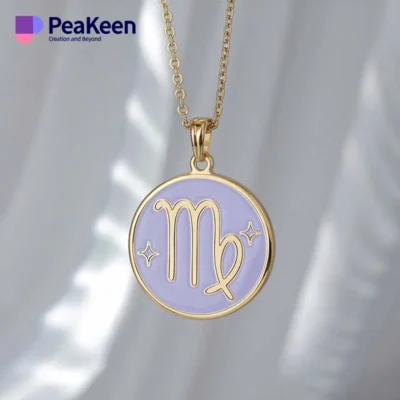 Collar Virgo de esmalte blando sobre un vibrante fondo morado, que resalta su intrincado diseño zodiacal.