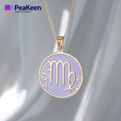 Collar Virgo de esmalte blando sobre un vibrante fondo morado, que resalta su intrincado diseño zodiacal.