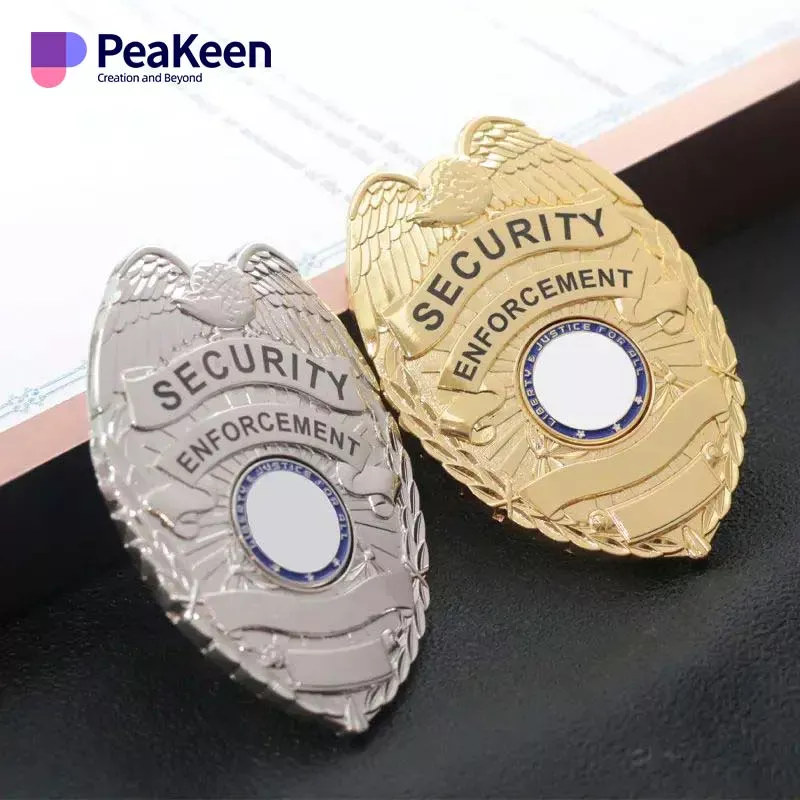 Deux badges de police en émail portant les mots "Security" et "Protection" bien en évidence sur chaque badge.