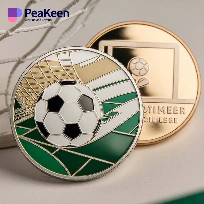 monedas de fútbol sobre un vibrante fondo verde y dorado, que resalta su diseño y tema únicos.