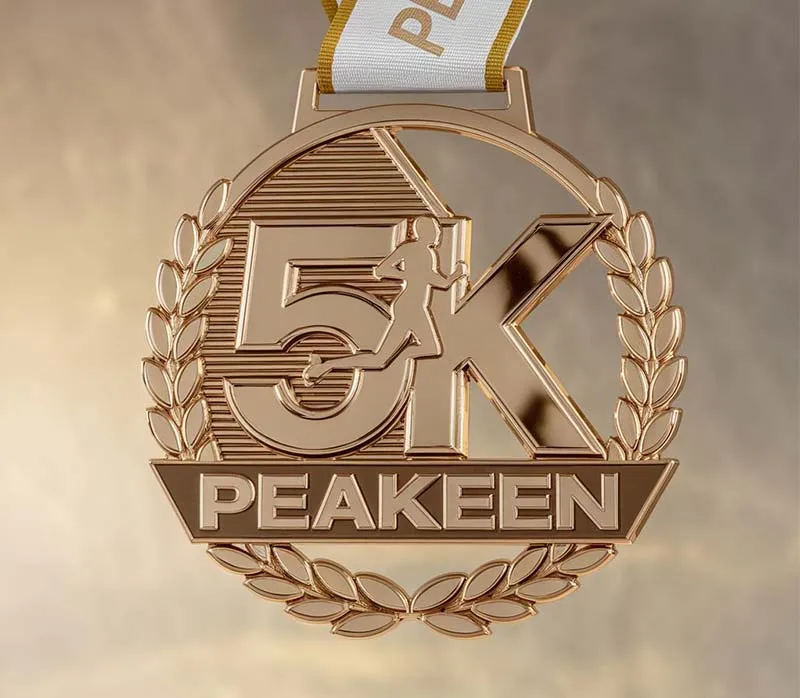 Médaille portant l'inscription "5k Peakeen", célébrant l'accomplissement d'un marathon de 5 km.