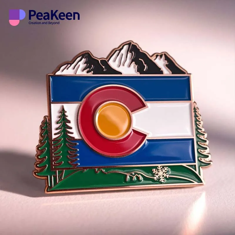 Pin de la bandera de Colorado con montañas y árboles, símbolo de la belleza natural y el orgullo del estado.