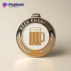Eine goldene Bier-Champion-Medaille mit dem Schriftzug "Beer Champion" auf der Oberfläche.