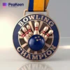 Medallas decorativas con bolos y una bola de bolos, que representan la excelencia en las competiciones de bolos.