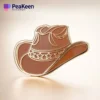 Un elegante alfiler de sombrero vaquero, que muestra un diseño clásico del Oeste con intrincados detalles.