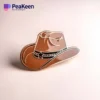 Alfiler de sombrero vaquero mostrado sobre un fondo blanco limpio, mostrando su diseño y detalles.