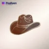 Un sombrero de vaquero marrón que destaca sobre un fondo blanco limpio, con un alfiler de sombrero de vaquero decorativo.