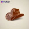 Alfiler de sombrero vaquero marrón sobre un fondo blanco limpio, que muestra su detallado diseño y artesanía.