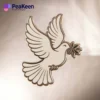 Una paloma blanca sosteniendo un alfiler de hoja verde, símbolo de paz y esperanza, elegantemente desplegada sobre un fondo neutro.