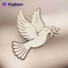 Un alfiler con una paloma blanca sobre un fondo blanco limpio simboliza la paz y la esperanza.