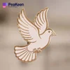 Un alfiler dorado adornado con una paloma blanca, que representa la paz, perfecto para llevar en ocasiones especiales.