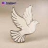 Sobre un elegante fondo negro, una paloma blanca simboliza la paz y la esperanza.