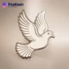 Elegante alfiler de paloma blanca sobre un fondo beige neutro, que representa la tranquilidad y la armonía.