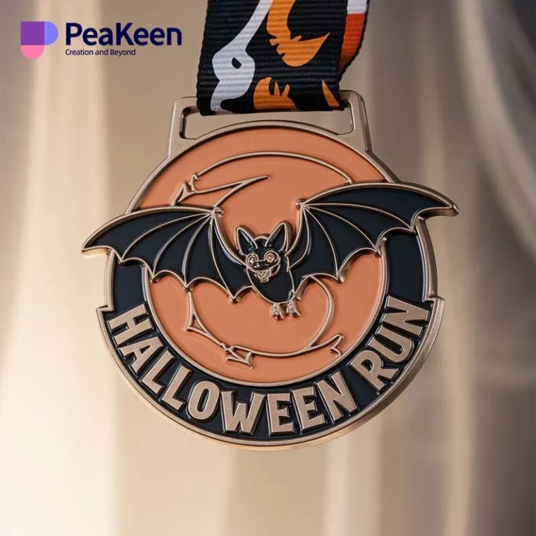 Medalla de la carrera de Halloween con un diseño de murciélagos, perfecta para celebrar los logros de la espeluznante temporada.