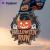ハロウィーン・ランのメダル。かぼちゃがあしらわれ、季節の運動達成を象徴している。