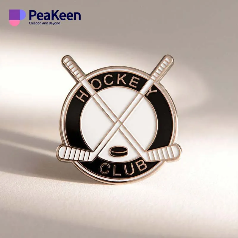 Hockey-Club-Abzeichen mit gekreuzten Stöcken und einem Puck, entworfen für Hockey-Pins und Team-Darstellung.