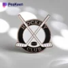 Emaille-Anstecknadel mit einem Hockey-Club-Motiv, ideal für Fans und Sammler von Hockey-Memorabilia.