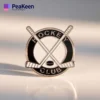 Eine Anstecknadel des Hockeyclubs mit zwei gekreuzten Schlägern, die Teamwork und den Geist des Spiels symbolisieren.